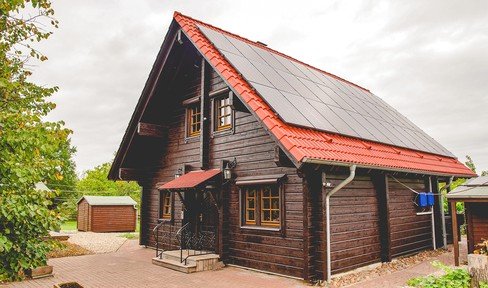 Modernes Holz-Blockbohlenhaus mit großem Grundstück (ehem. Gärtnerei)