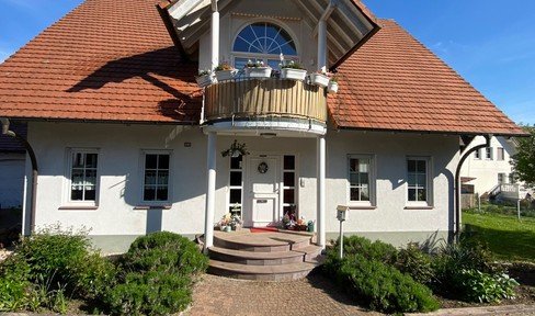 Provisionsfrei! Großzügiges Familienhaus in Kenzingen – Stilvolles Wohnen im Grünen