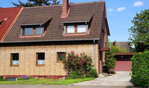 Quietly located semi-detached house with 2-4 garage spaces in the south of Cologne, commission-free