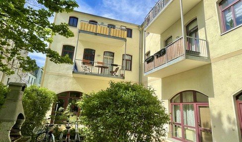 Trendy Südvorstadt district! Spacious 2-room apartment in the rear building with sunny balcony.