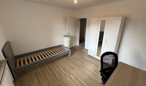 Möbliert + Uninahes WG-Zimmer in renovierter Wohnung