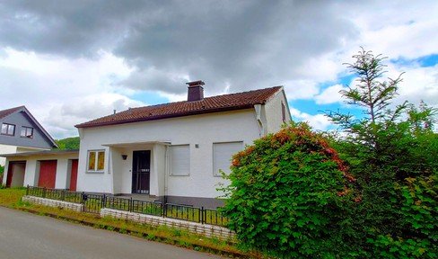 51766 Engelskirchen, OT Schnellenbach:  Einfamilienhaus mit einemgroßem Grundstück dazu