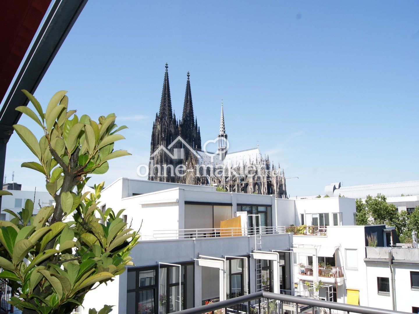 Köln-Dom: Große Penthouse-Maisonette mit Dachterrasse, Balkon, Stellplatz und: Domblick!!